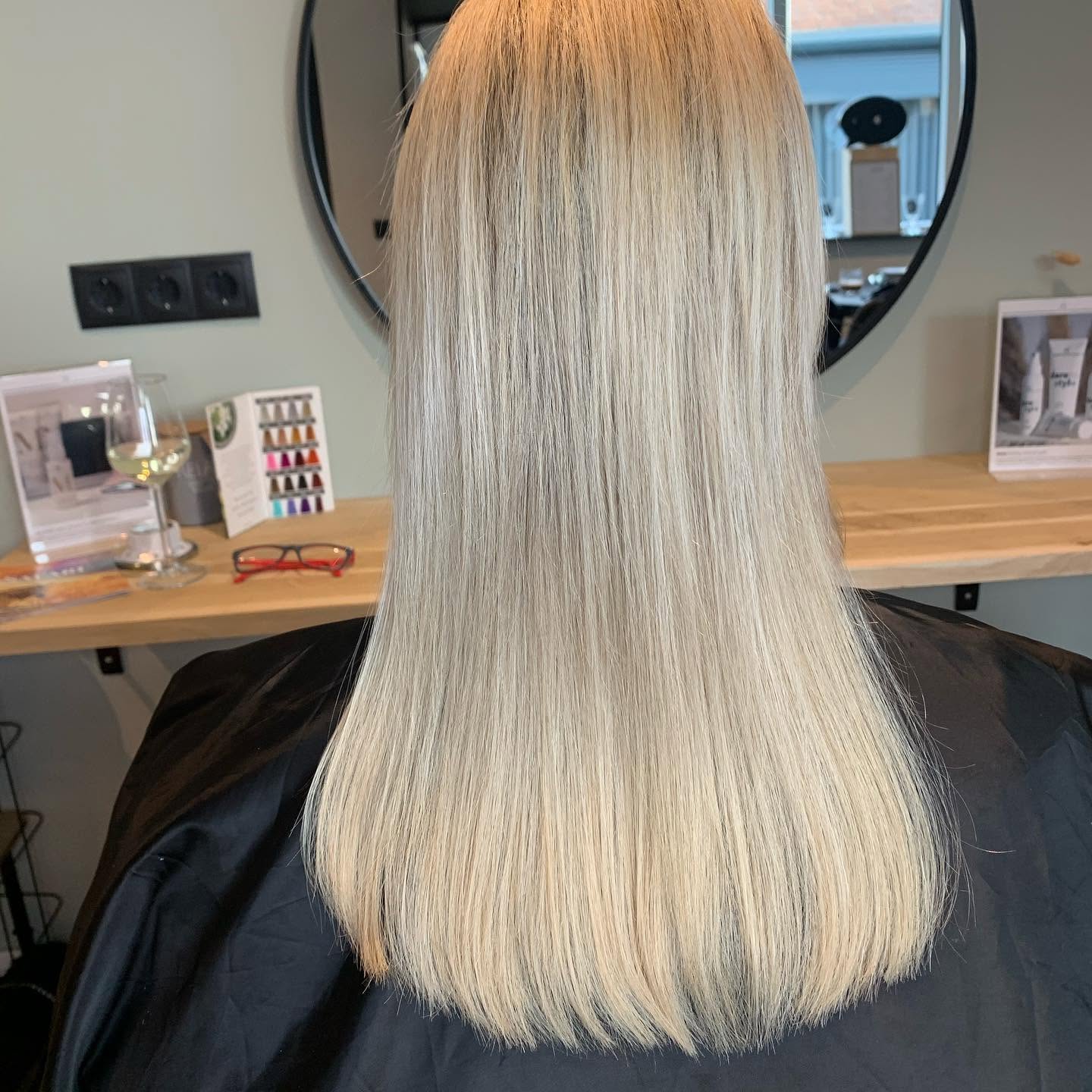 Lang, steil blond haar